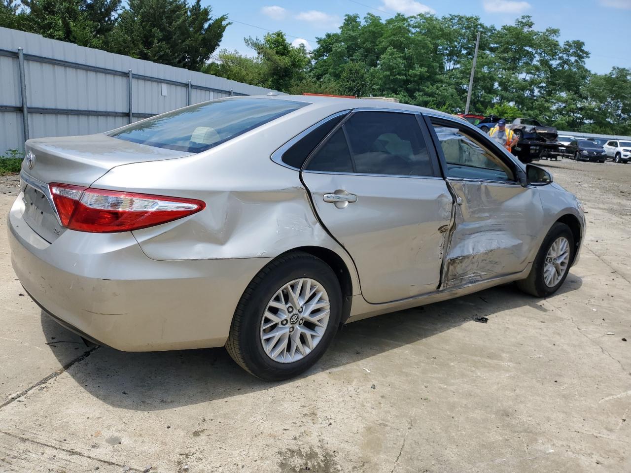 2017 TOYOTA CAMRY LE photo 3