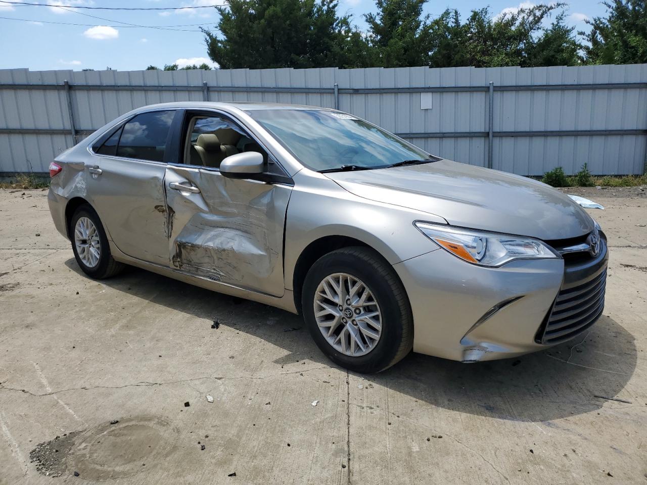 2017 TOYOTA CAMRY LE photo 4