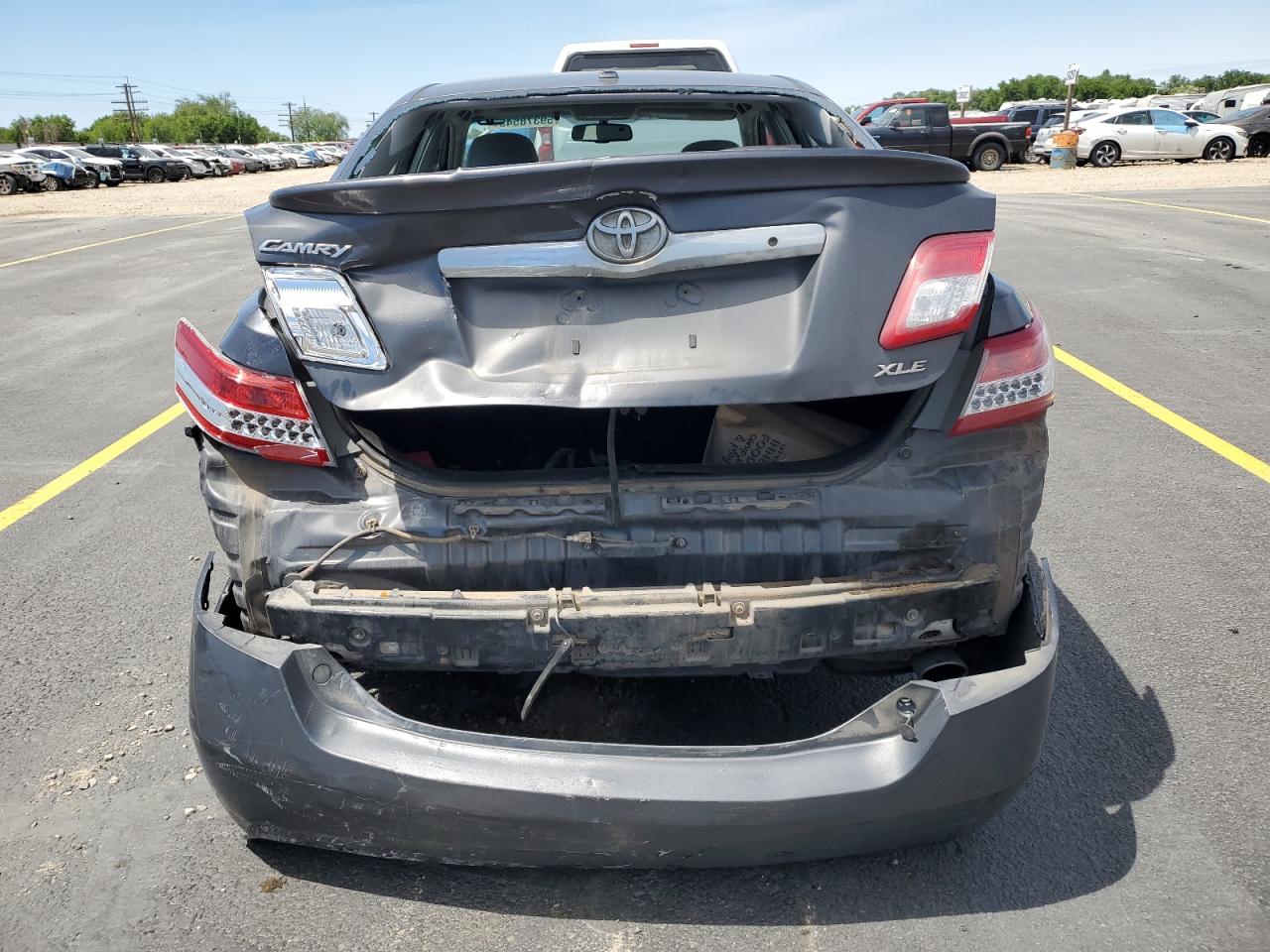 2010 TOYOTA CAMRY XLE photo 11