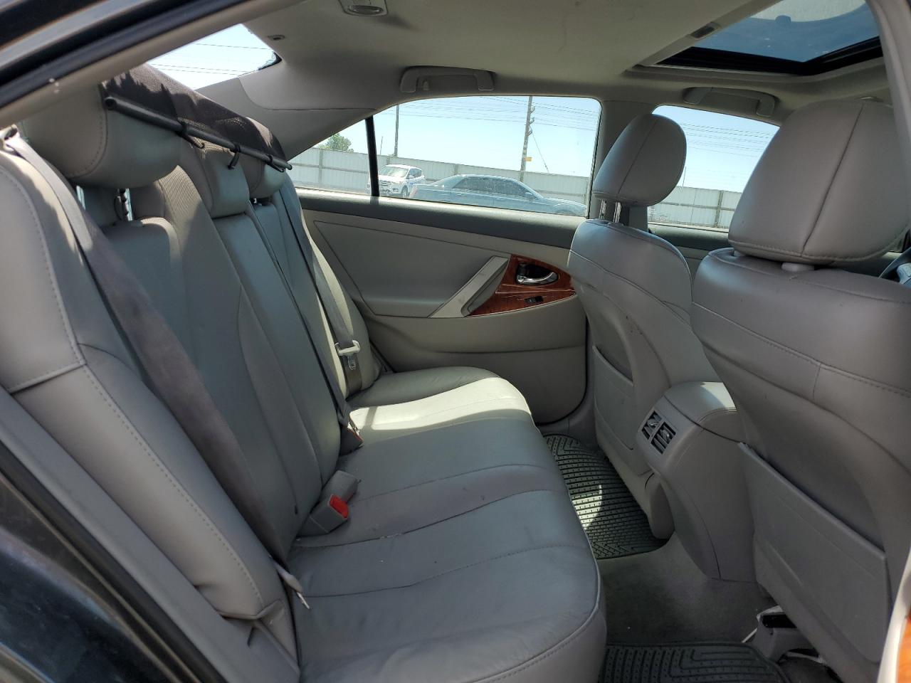 2010 TOYOTA CAMRY XLE photo 19
