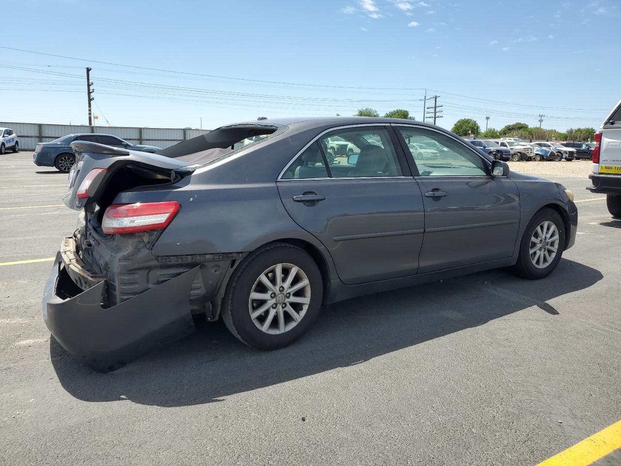2010 TOYOTA CAMRY XLE photo 5