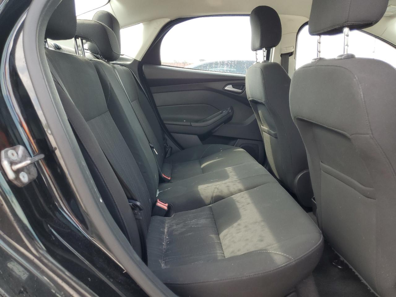 2015 FORD FOCUS SE photo 28
