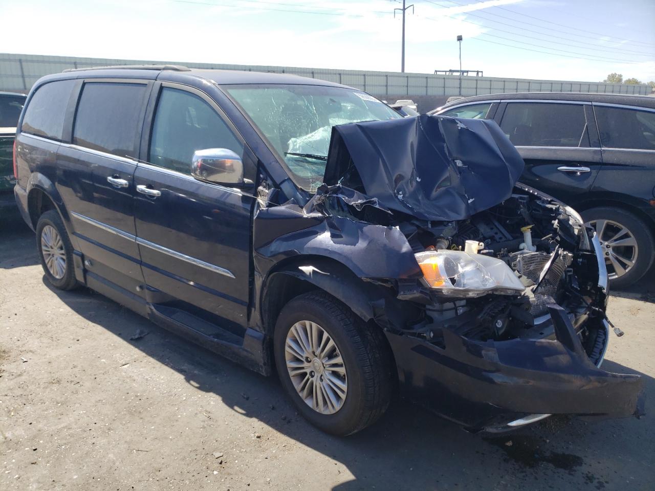 2013 CHRYSLER TOWN & COUNTRY TOURING L photo 7