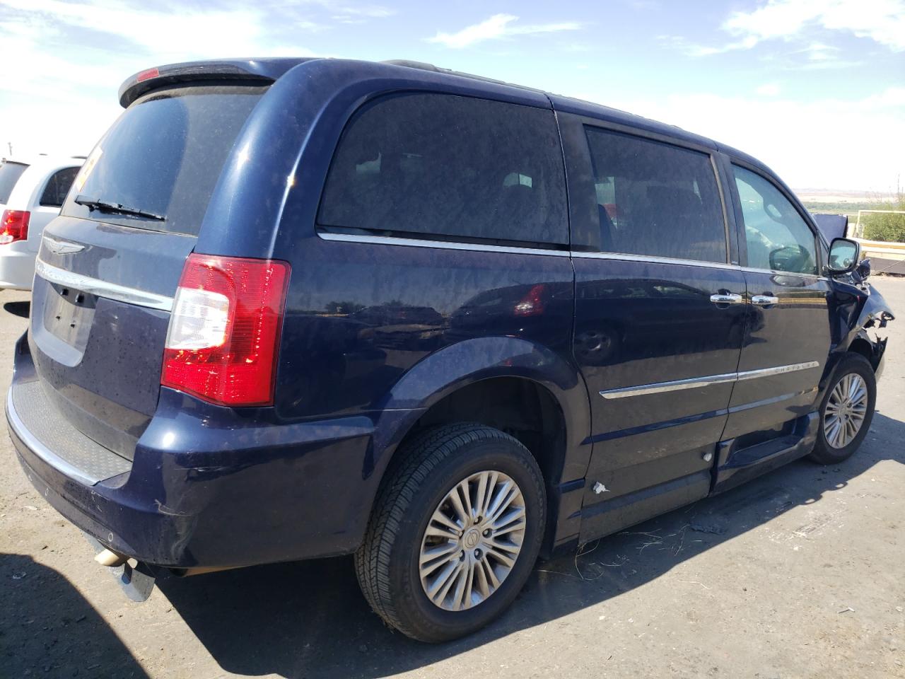 2013 CHRYSLER TOWN & COUNTRY TOURING L photo 5
