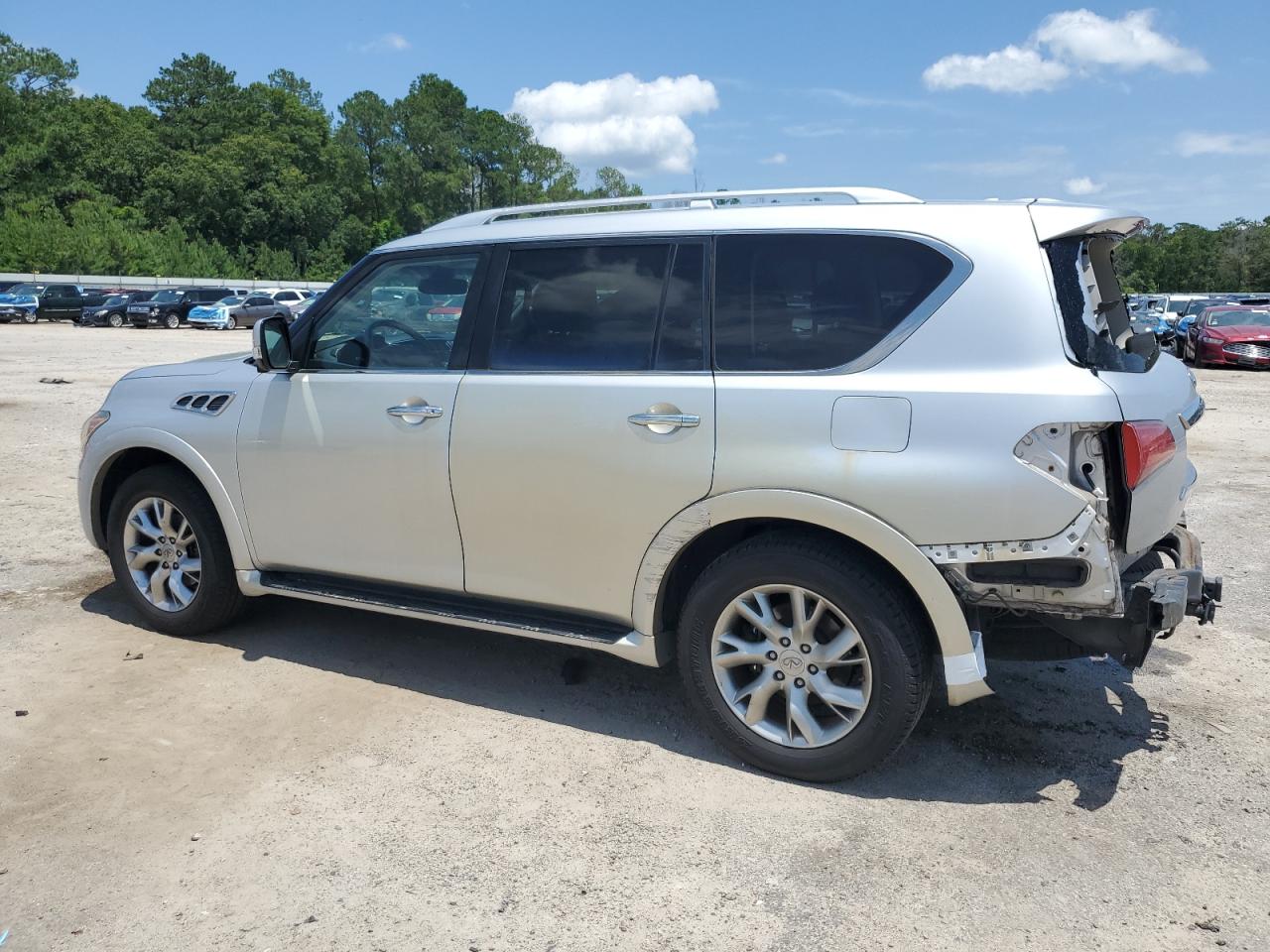 2013 INFINITI QX56 photo 3