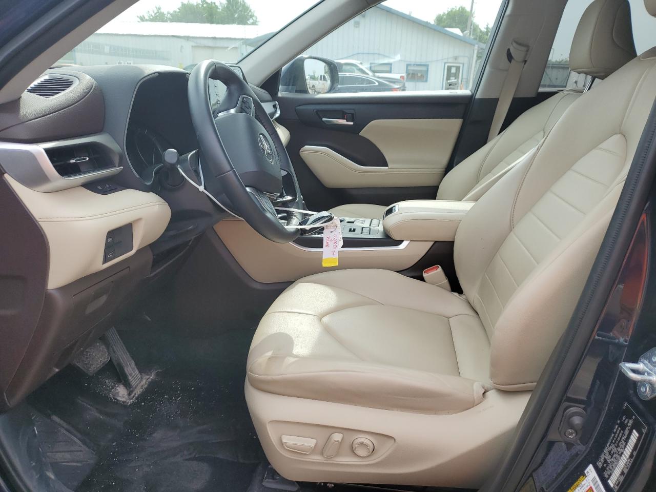 2021 TOYOTA HIGHLANDER XLE photo 13