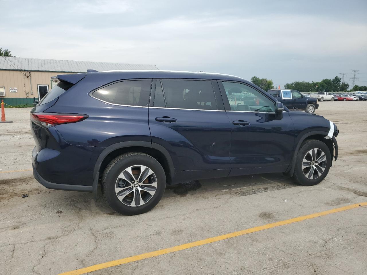 2021 TOYOTA HIGHLANDER XLE photo 5