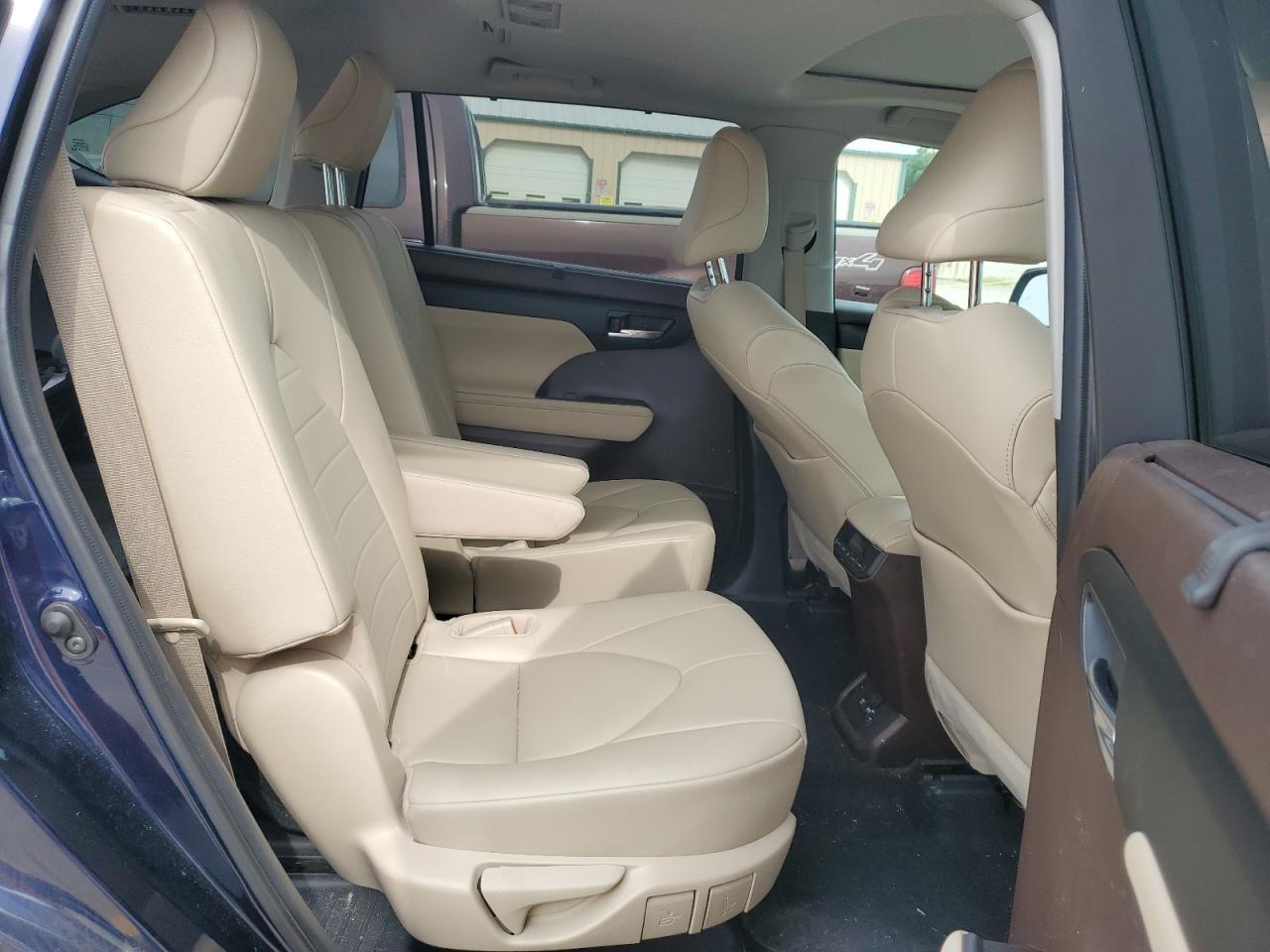 2021 TOYOTA HIGHLANDER XLE photo 19