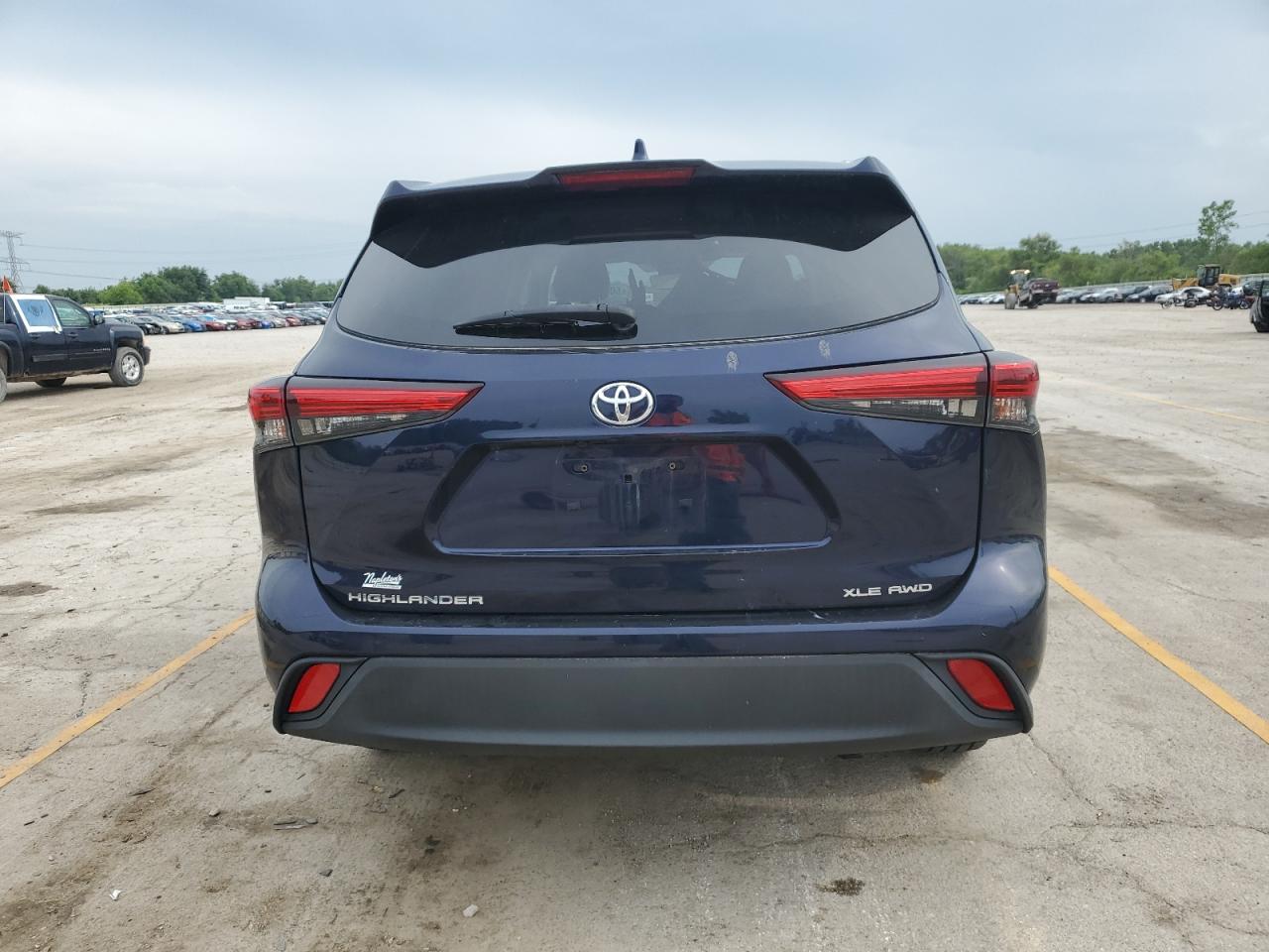 2021 TOYOTA HIGHLANDER XLE photo 11