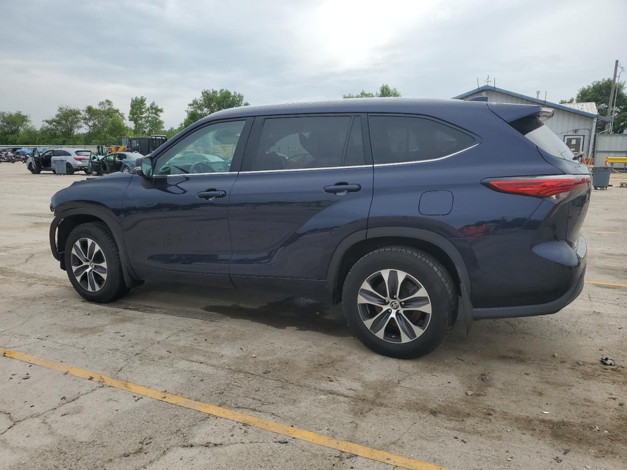 2021 TOYOTA HIGHLANDER XLE photo 3