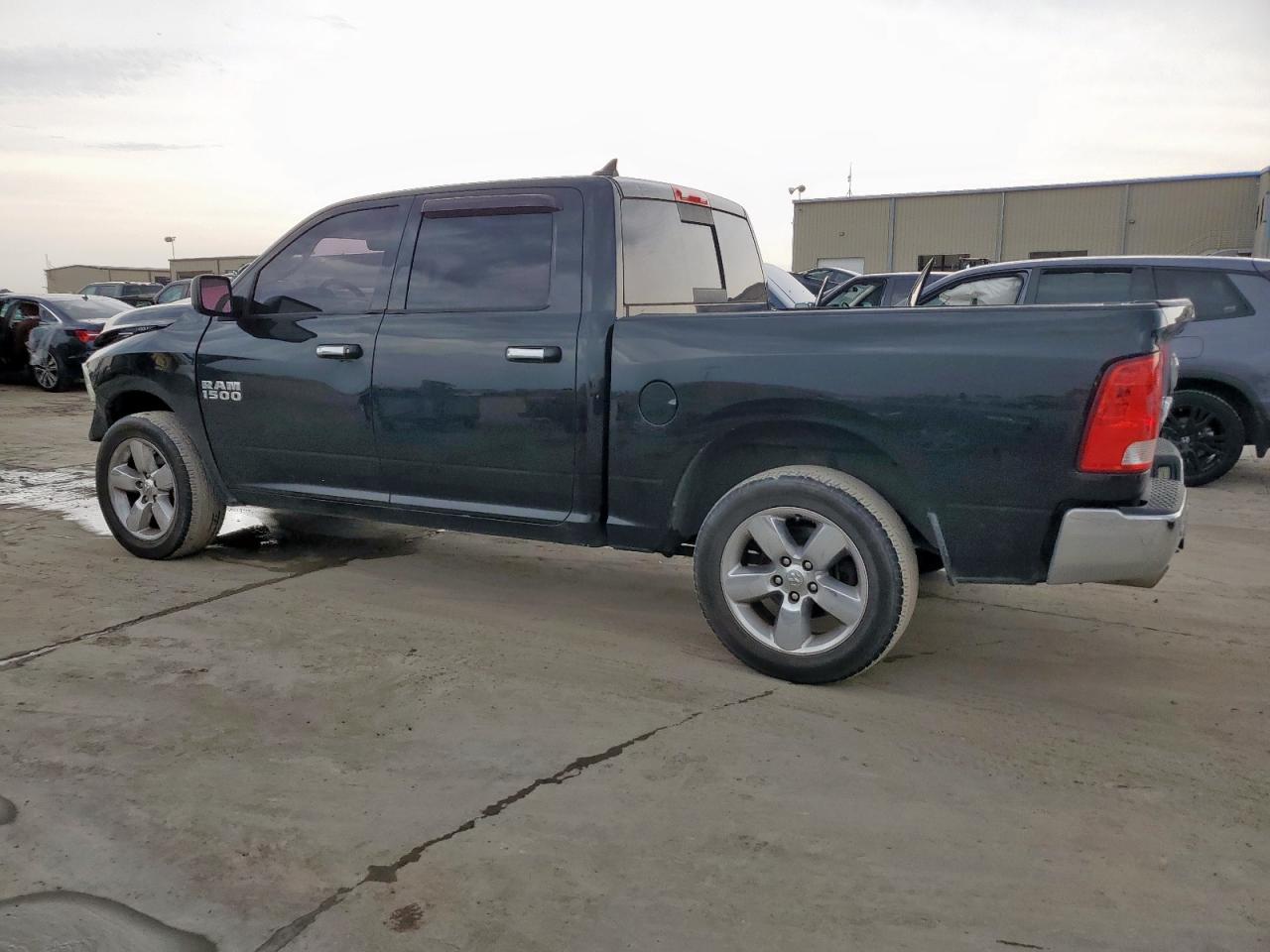 2016 RAM 1500 SLT photo 3