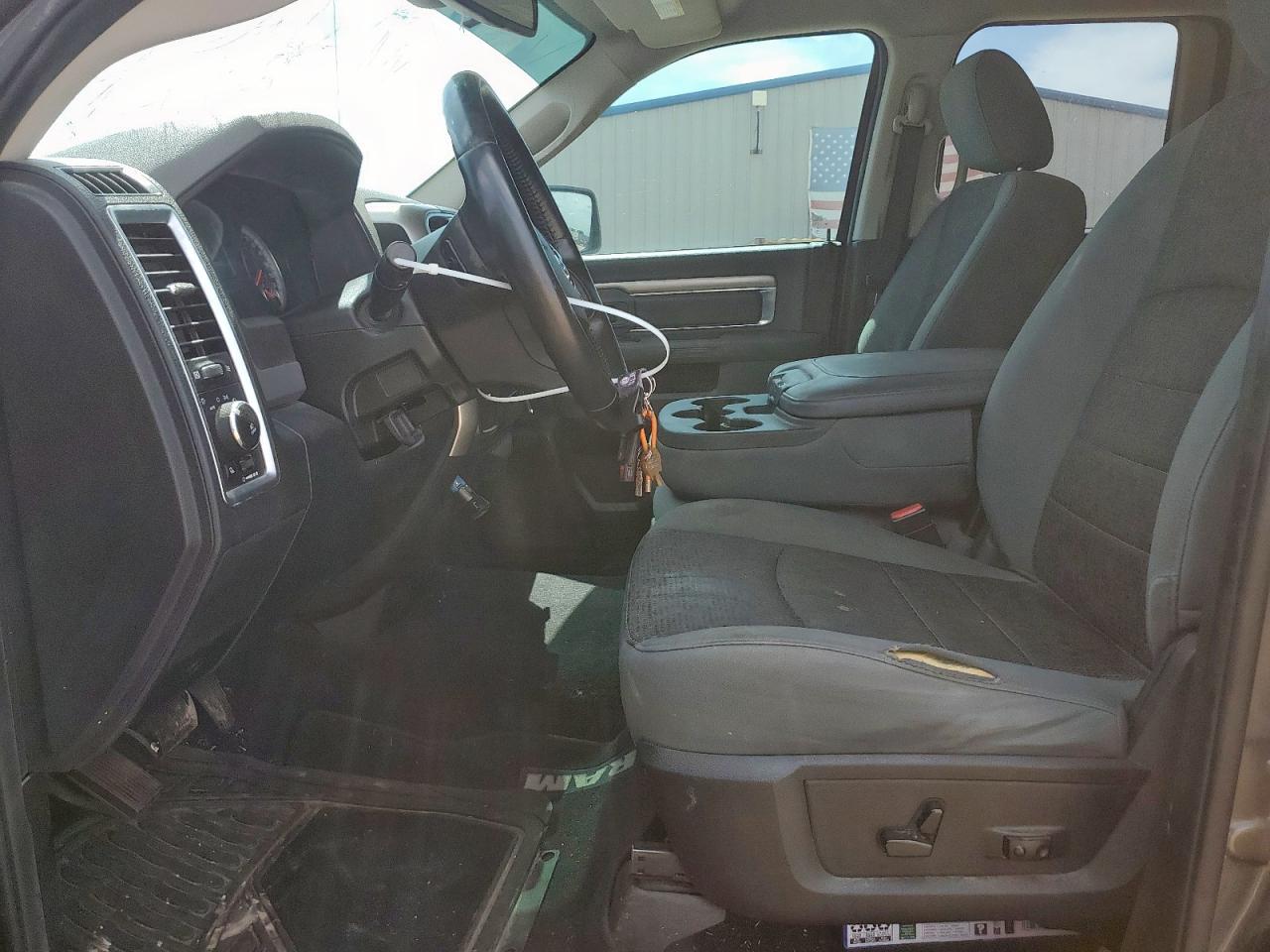 2016 RAM 1500 SLT photo 7