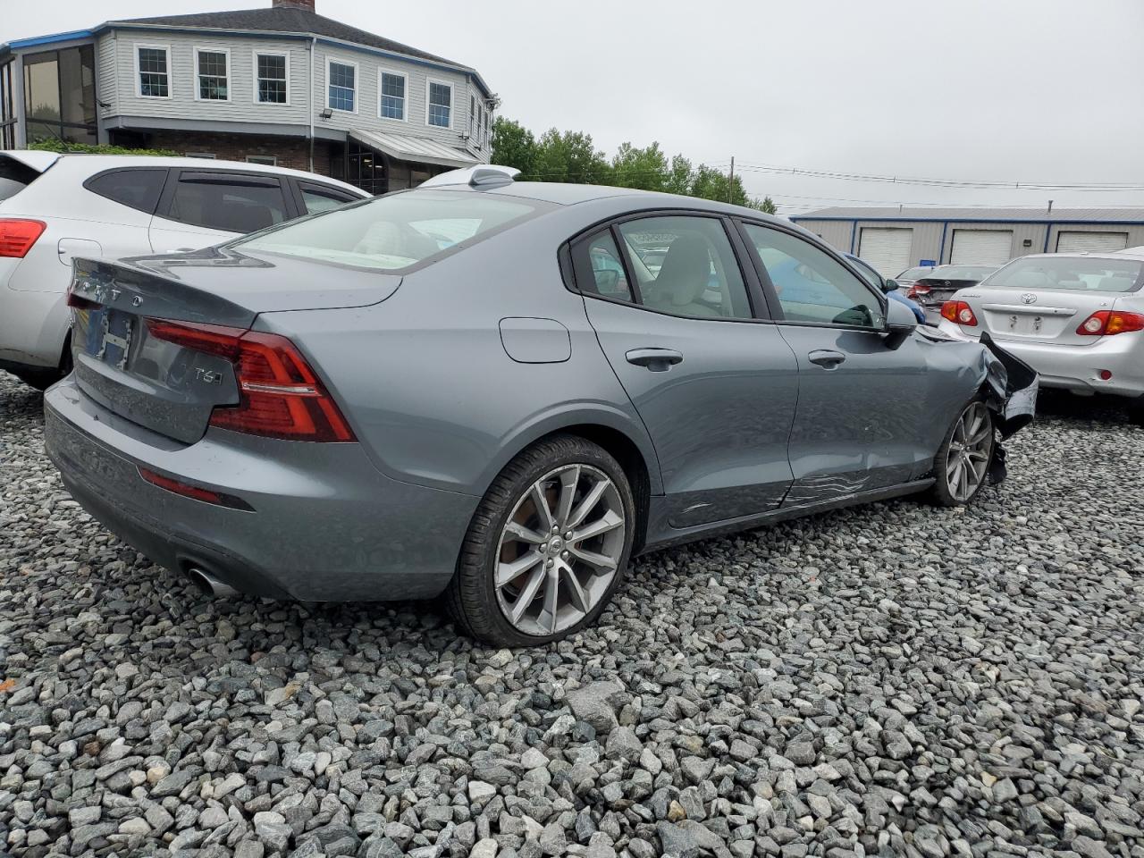 2021 VOLVO S60 T6 MOMENTUM photo 3