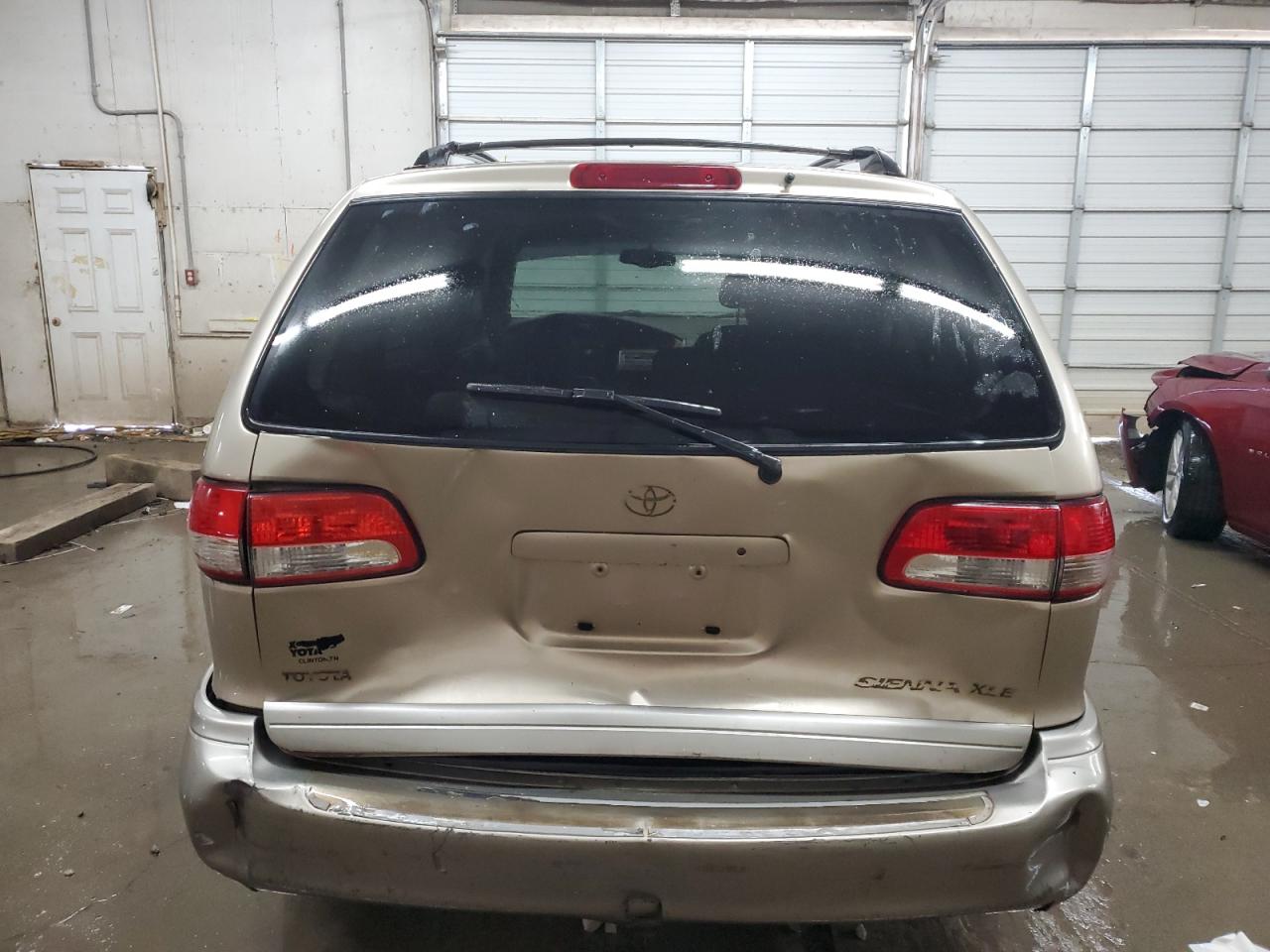2002 TOYOTA SIENNA XLE photo 16