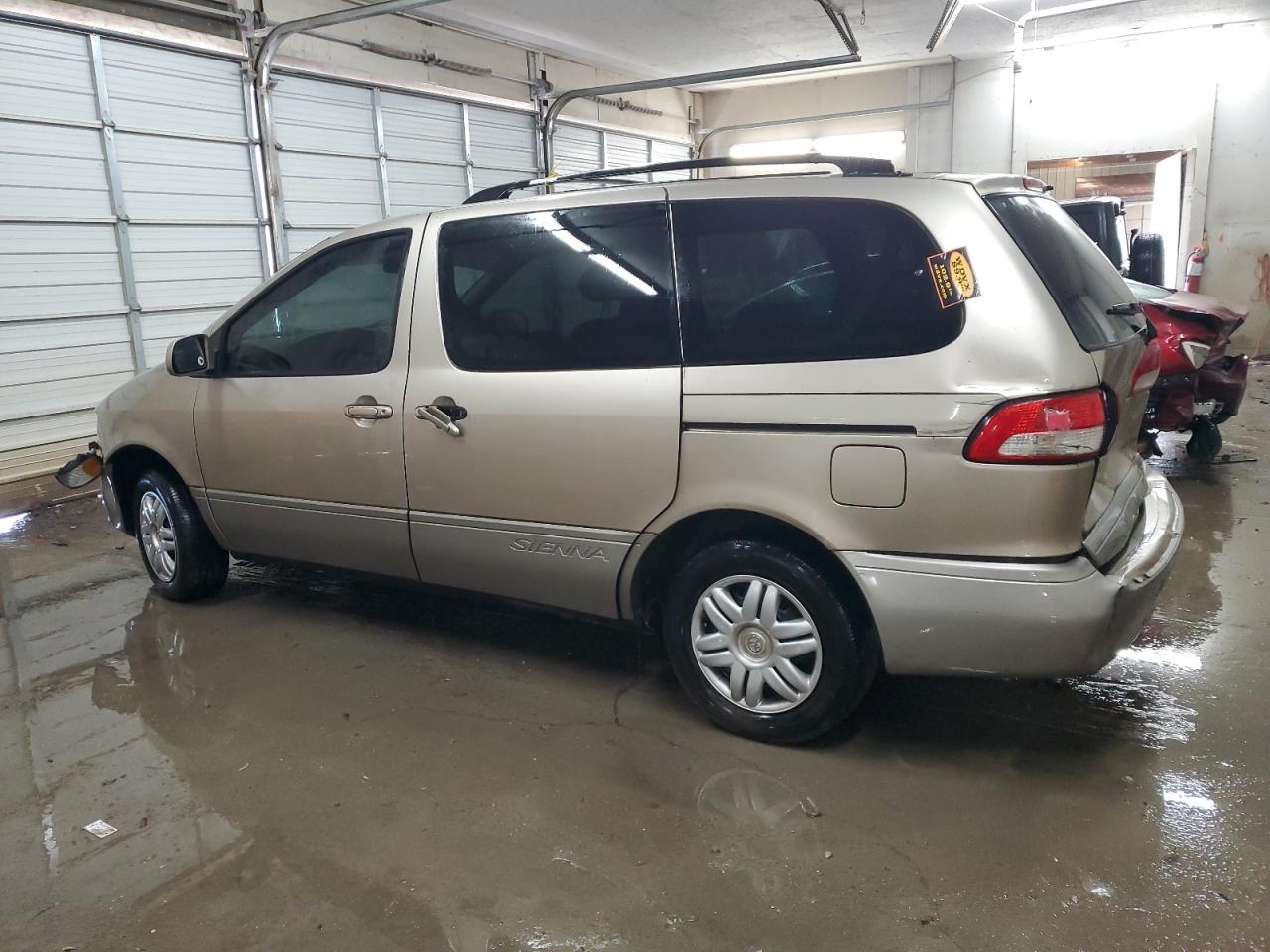 2002 TOYOTA SIENNA XLE photo 4