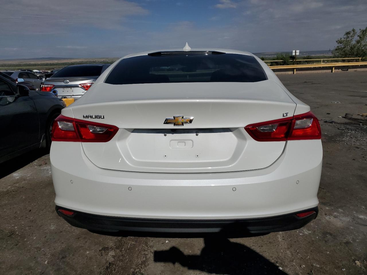 2017 CHEVROLET MALIBU LT photo 6