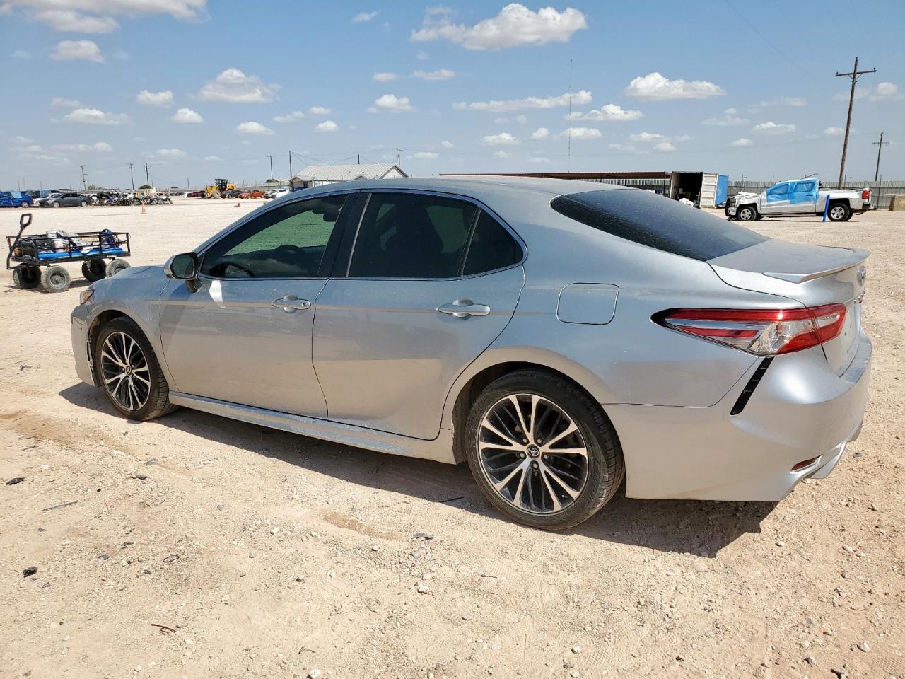 2018 TOYOTA CAMRY L photo 2
