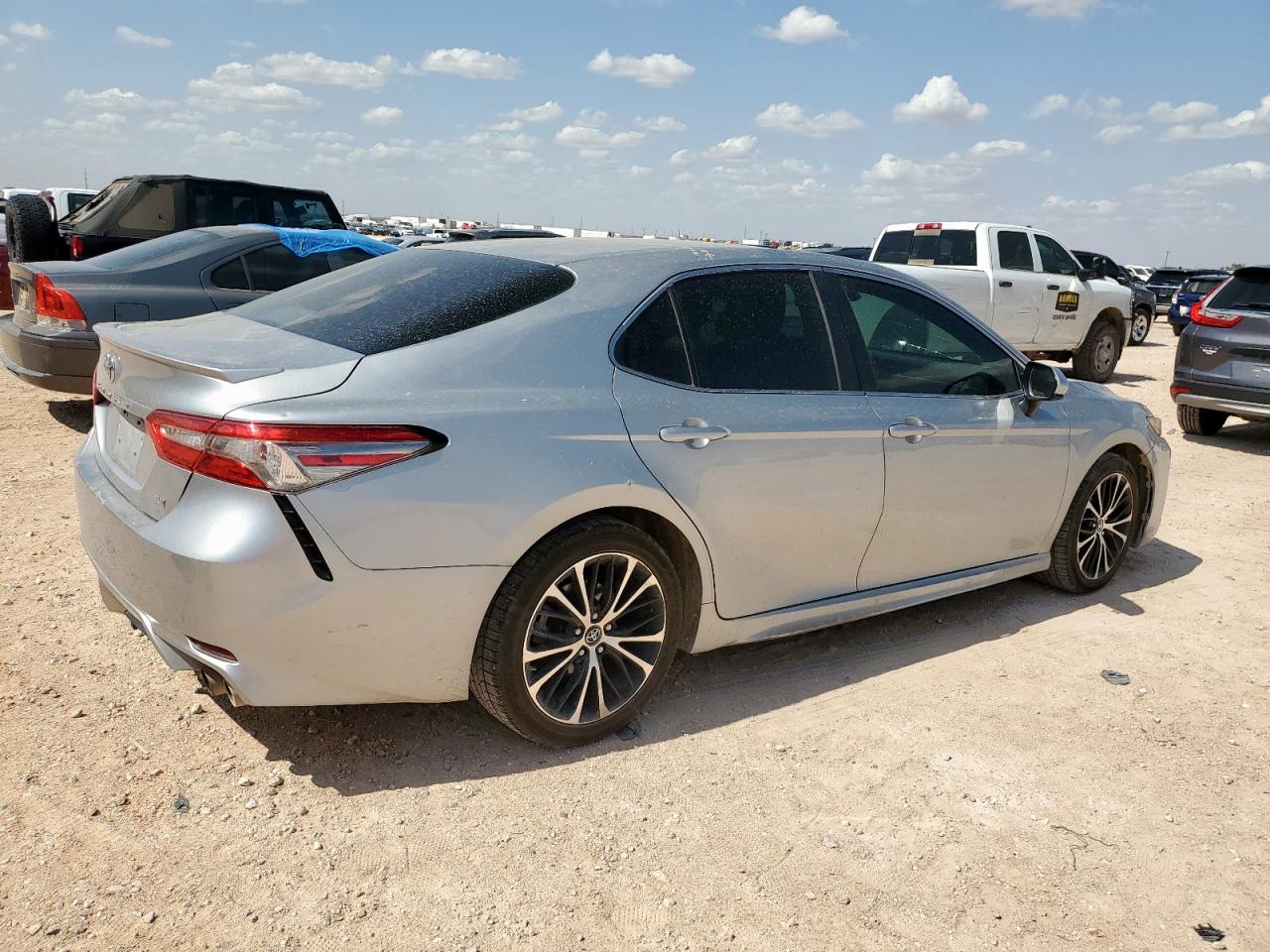 2018 TOYOTA CAMRY L photo 3