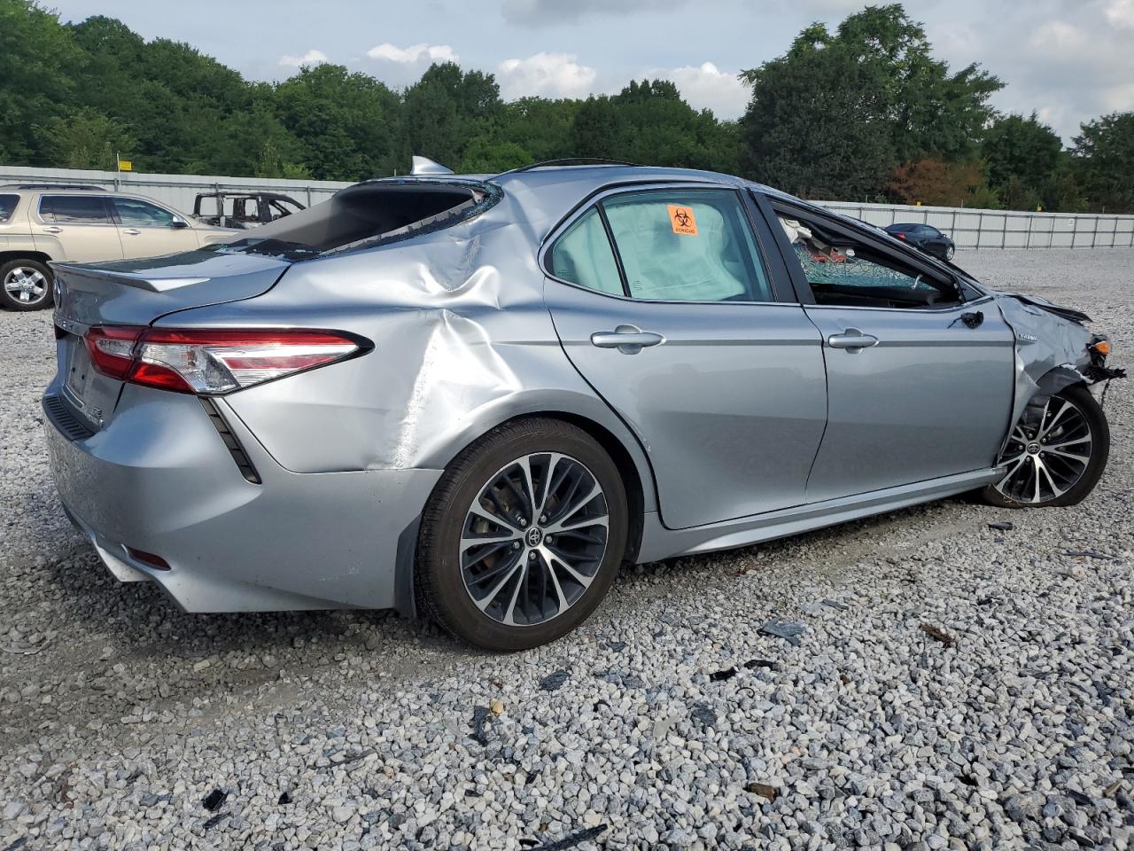 2020 TOYOTA CAMRY SE photo 3