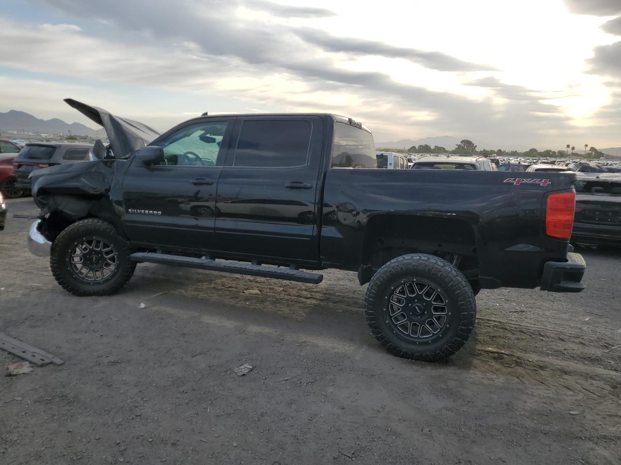 2017 CHEVROLET SILVERADO K1500 LT photo 4