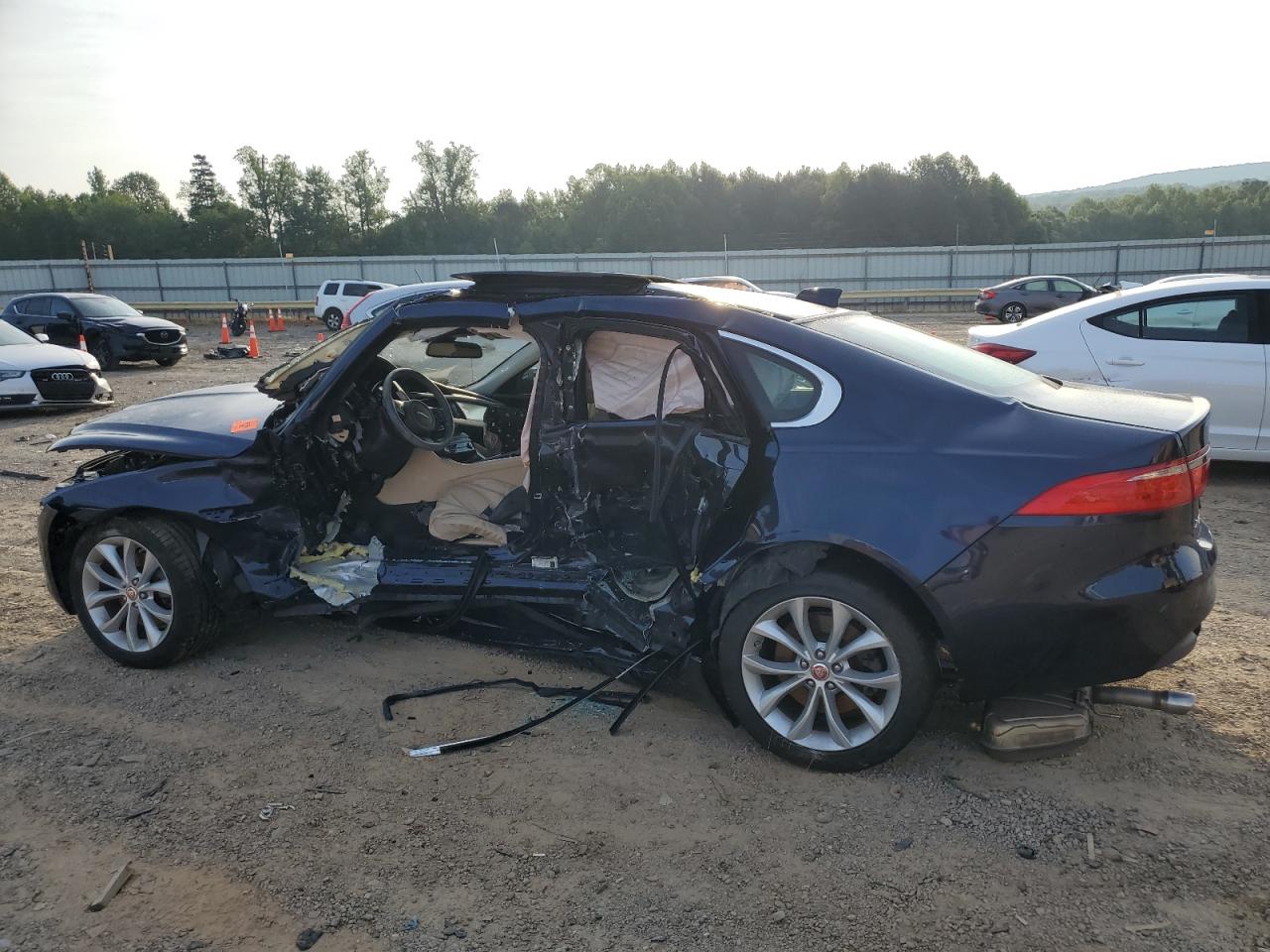 2018 JAGUAR XF PREMIUM photo 3