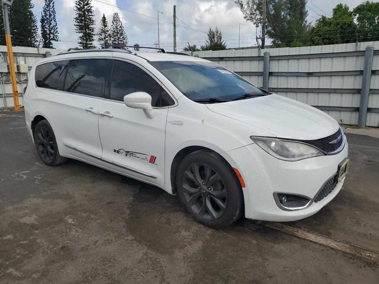 2019 CHRYSLER PACIFICA TOURING L photo 10