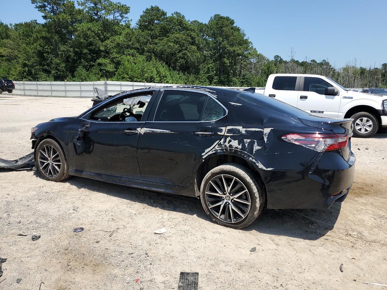2021 TOYOTA CAMRY SE photo 3
