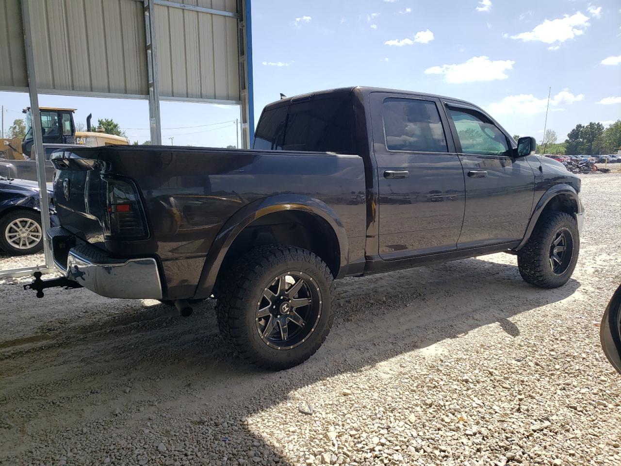 2016 RAM 1500 SLT photo 3