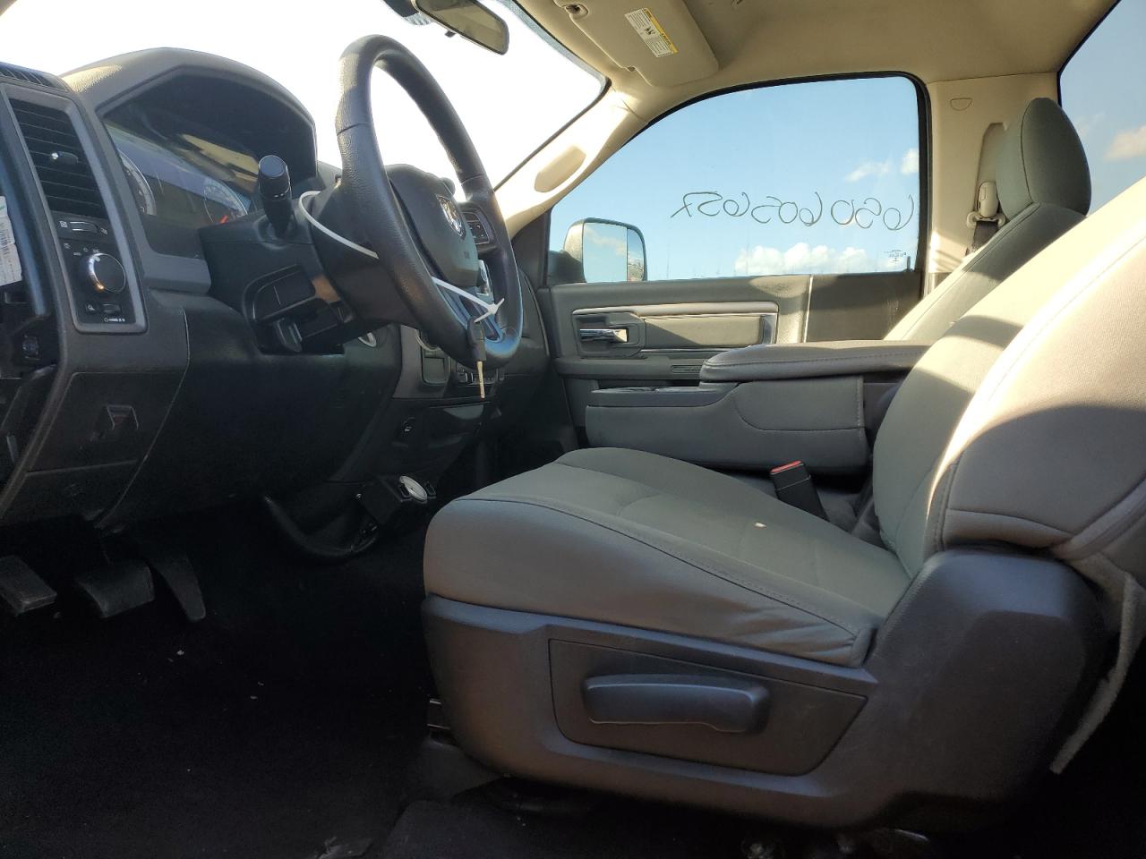 2018 RAM 3500 ST photo 13