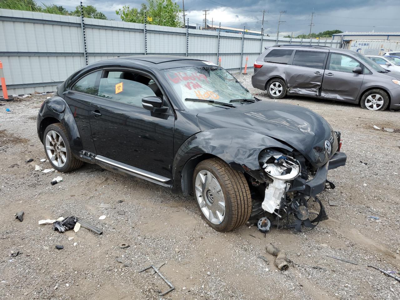 2016 VOLKSWAGEN BEETLE SE photo 4