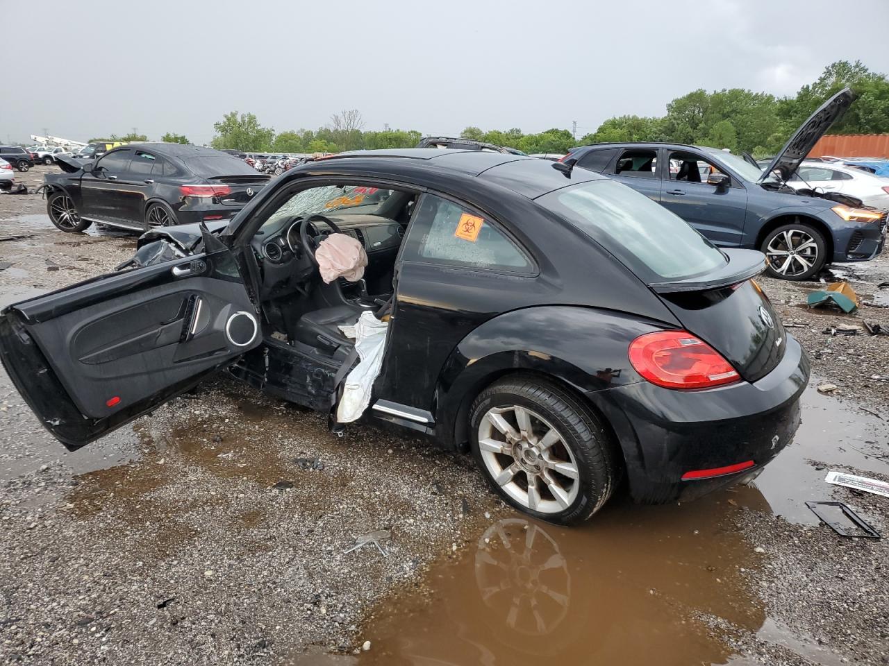 2016 VOLKSWAGEN BEETLE SE photo 2