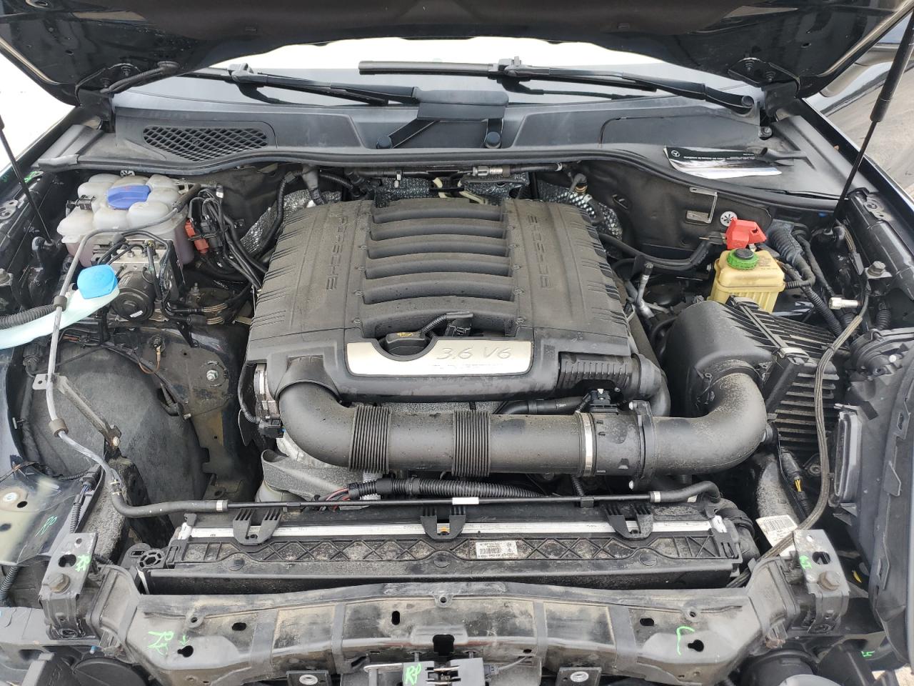 2016 PORSCHE CAYENNE photo 11
