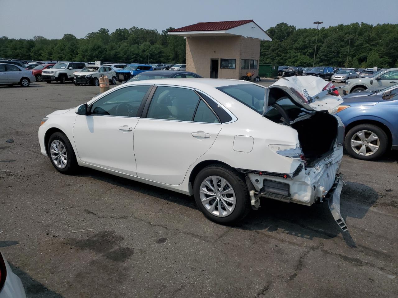 2016 TOYOTA CAMRY LE photo 5