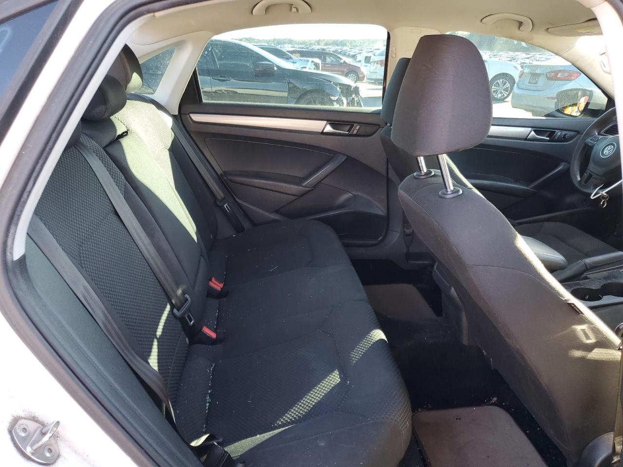 2015 VOLKSWAGEN PASSAT S photo 19