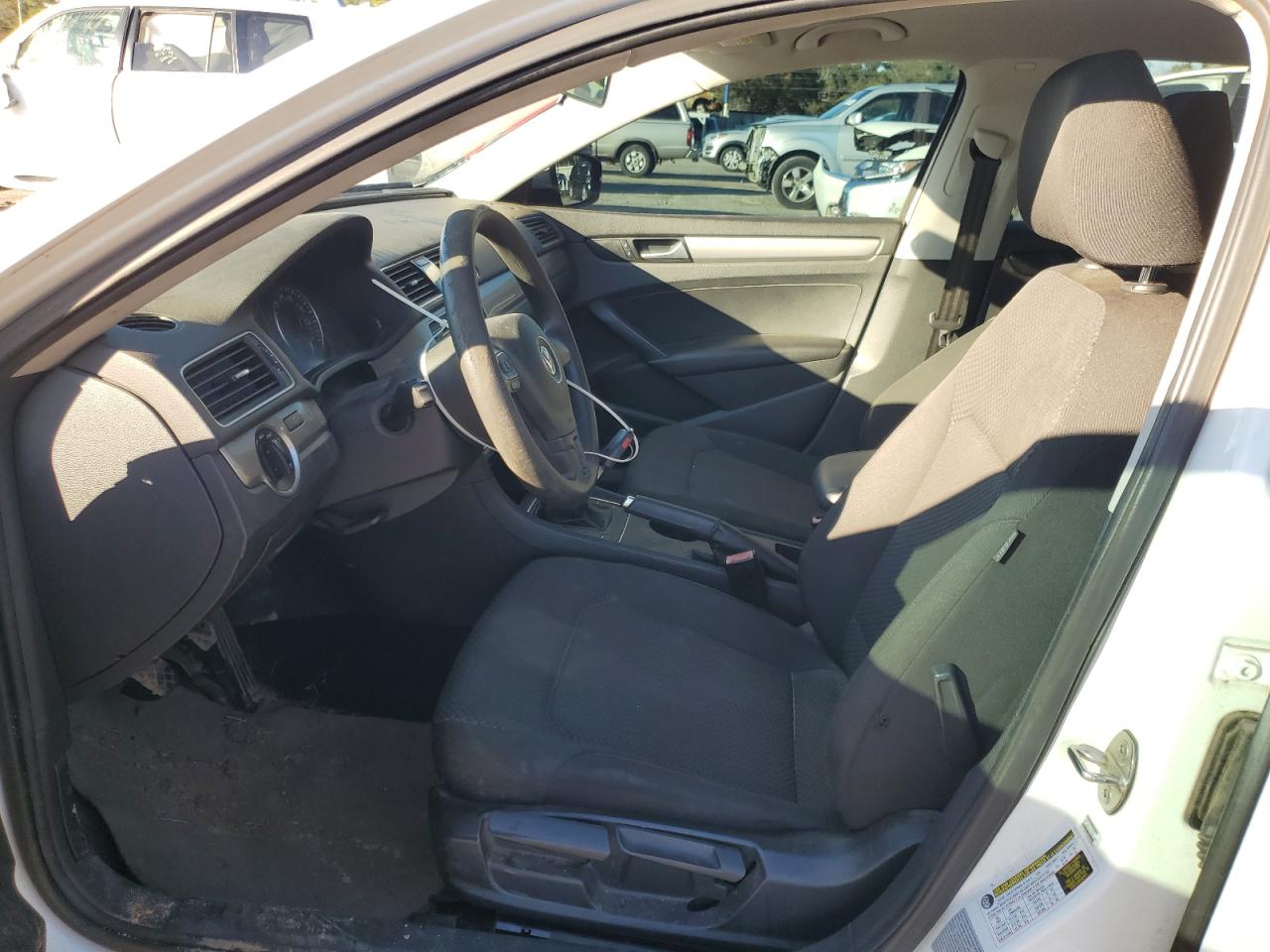 2015 VOLKSWAGEN PASSAT S photo 13