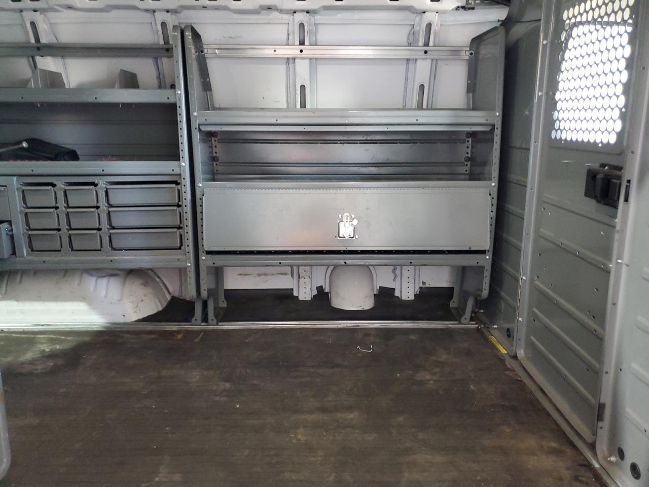 2017 GMC SAVANA G2500 photo 19