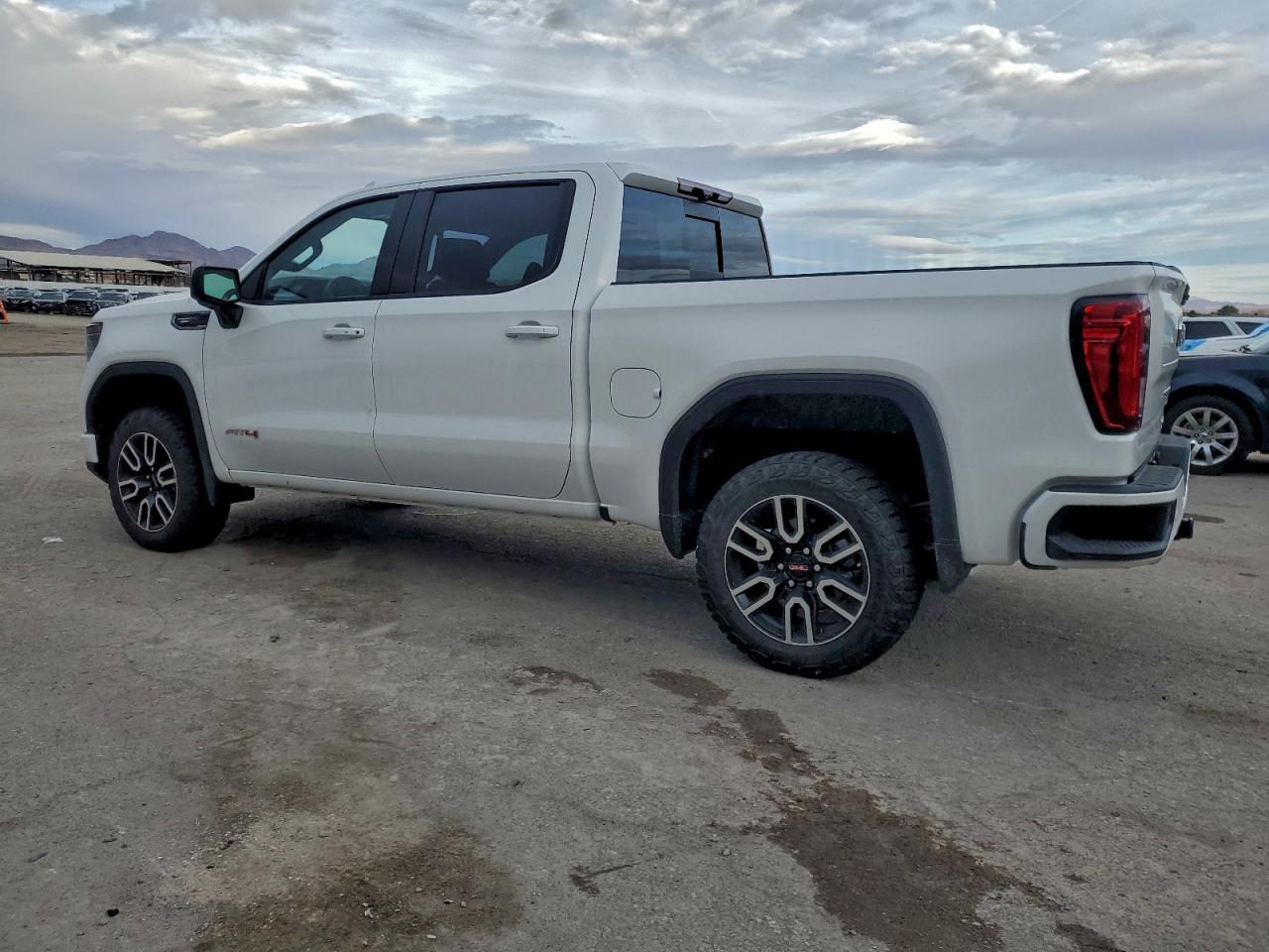 2025 GMC SIERRA photo 2