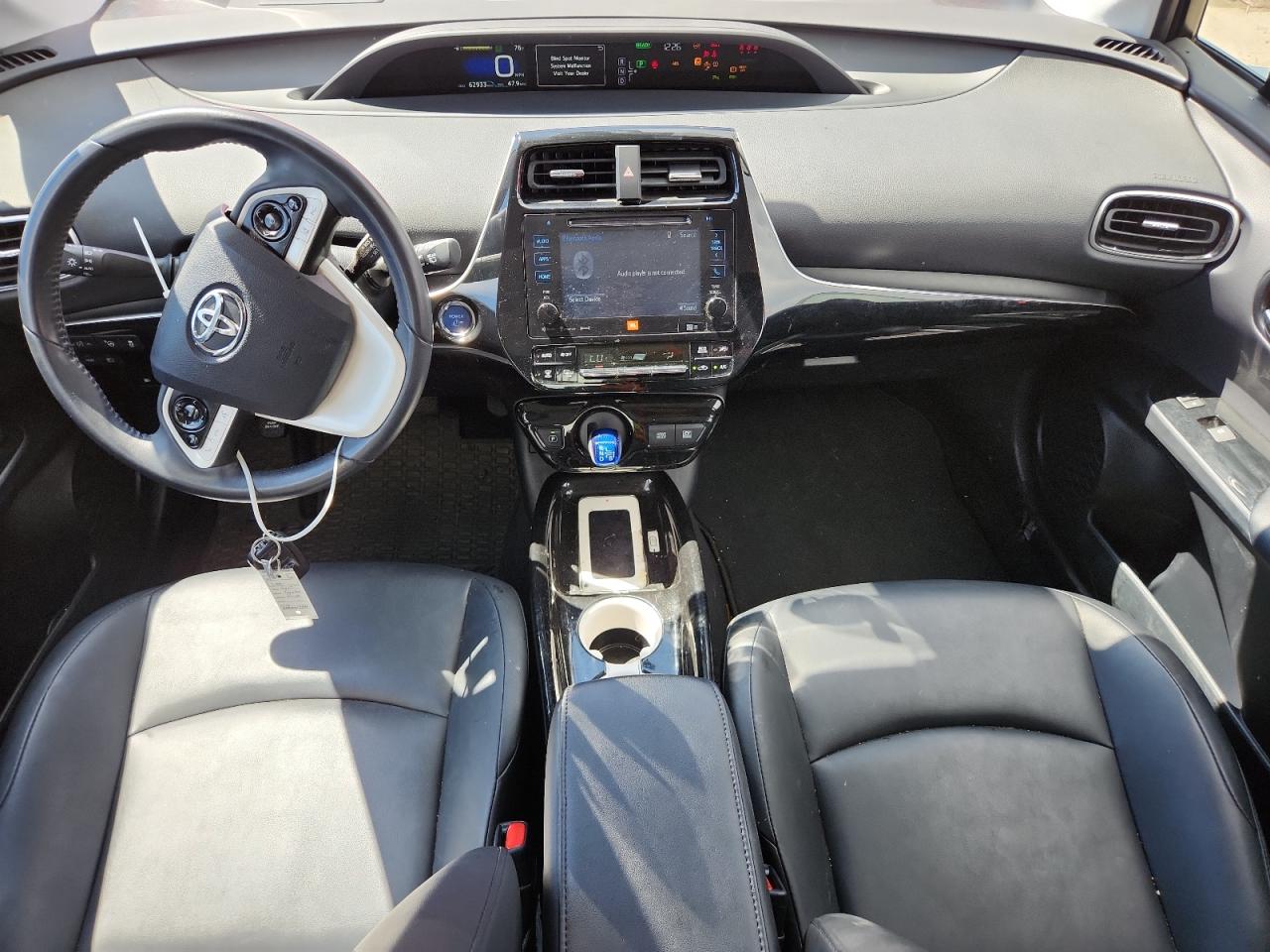 2017 TOYOTA PRIUS FOUR photo 8