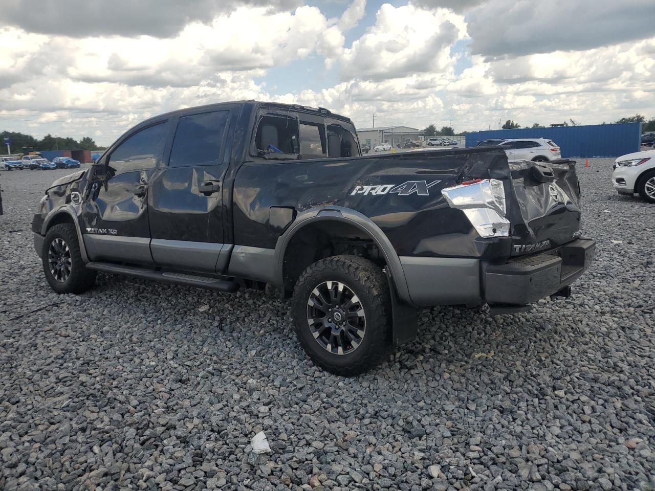 2017 NISSAN TITAN XD SL photo 4
