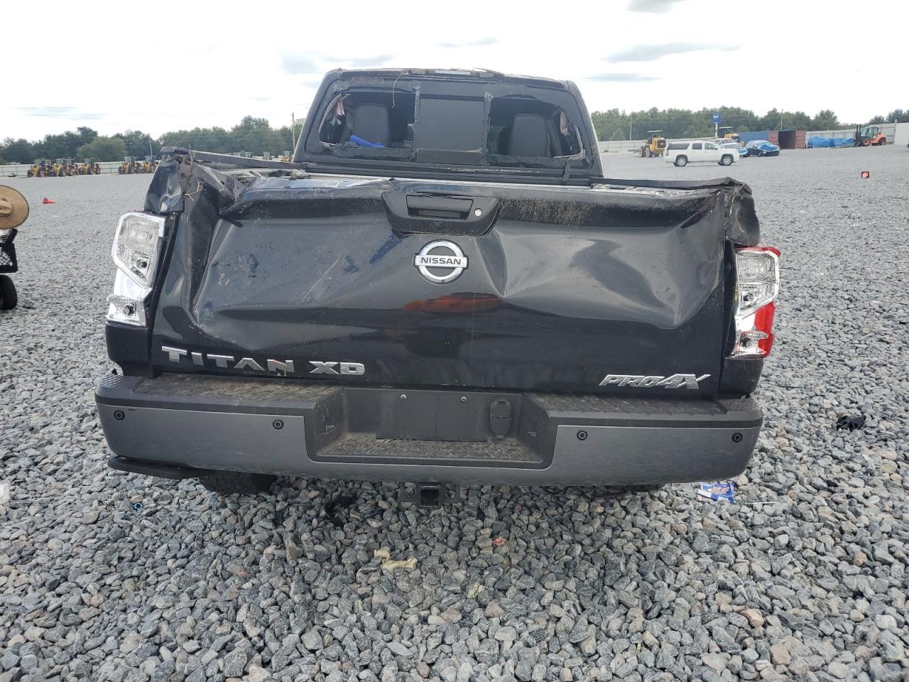 2017 NISSAN TITAN XD SL photo 16