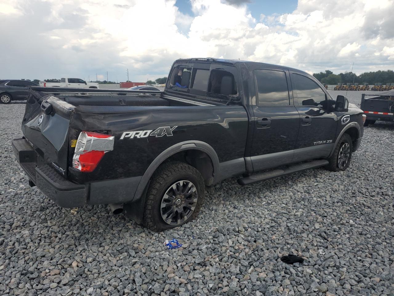 2017 NISSAN TITAN XD SL photo 7