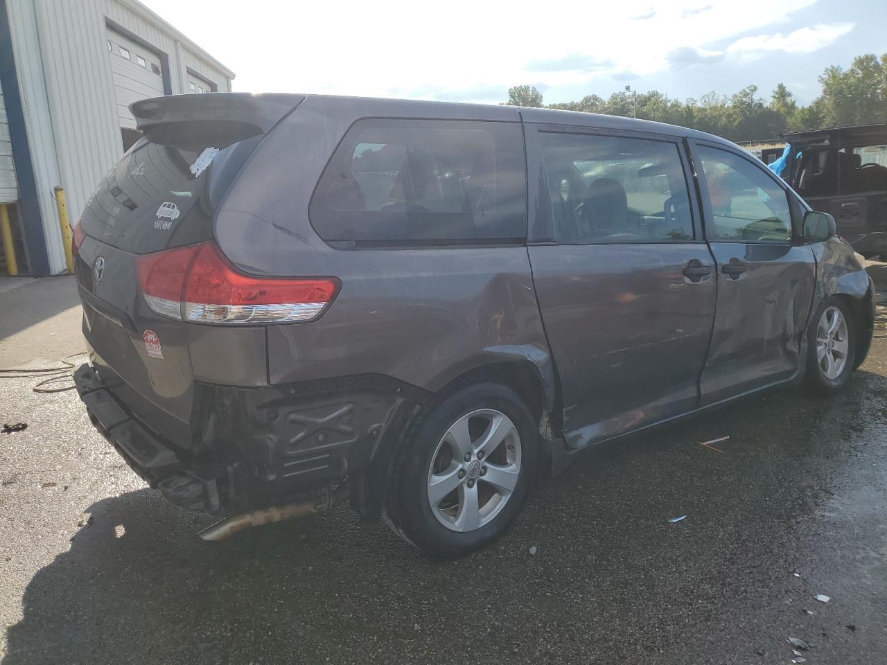 2013 TOYOTA SIENNA L 7-PASSENGER photo 3