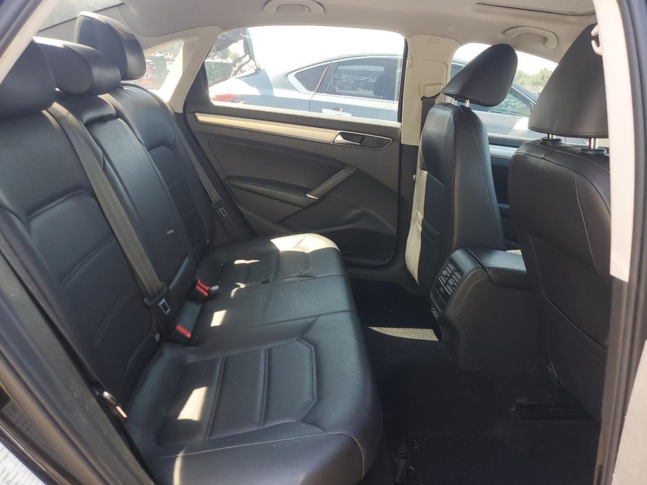 2019 VOLKSWAGEN PASSAT WOLFSBURG photo 10