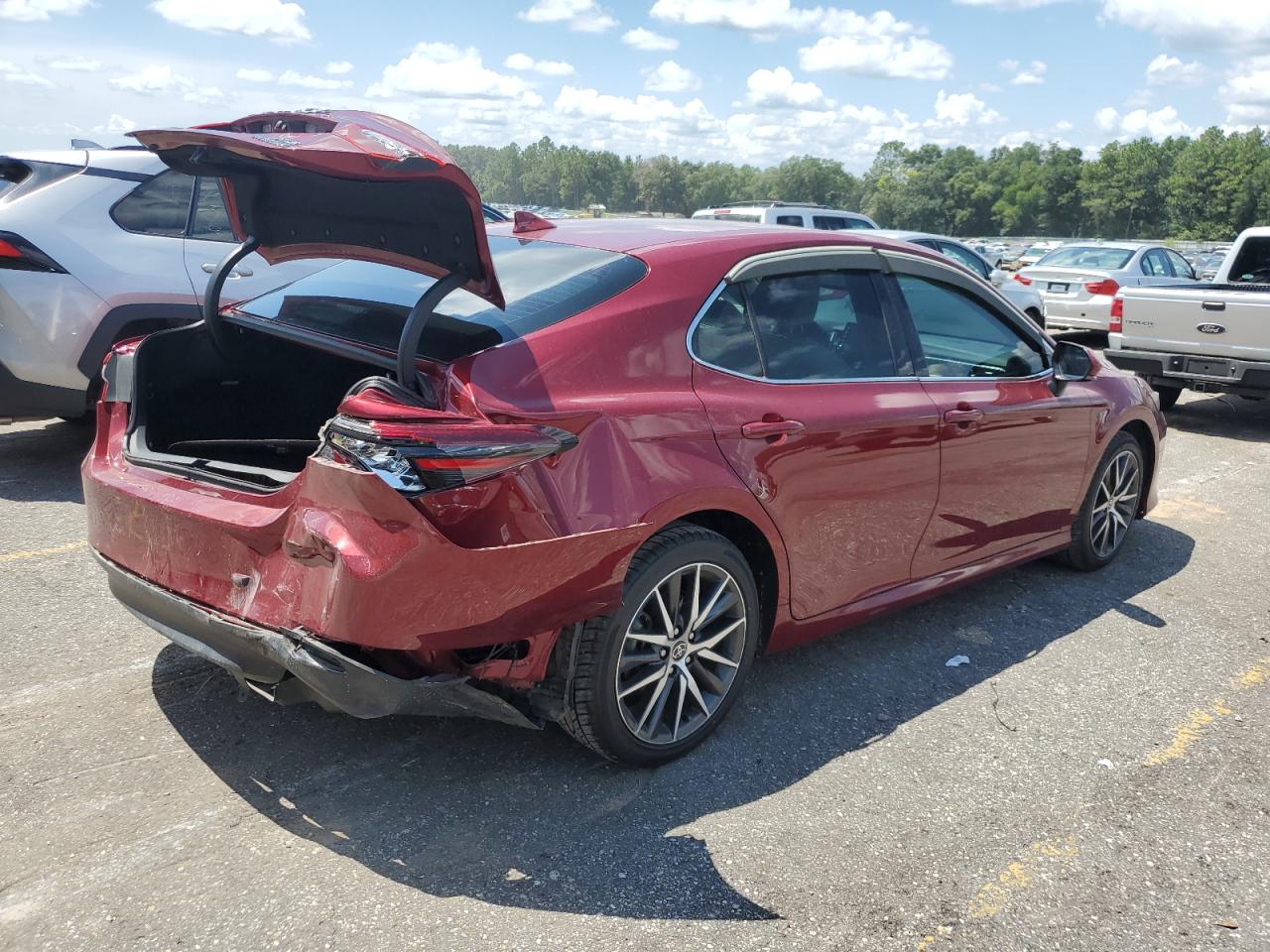 2022 TOYOTA CAMRY XLE photo 3