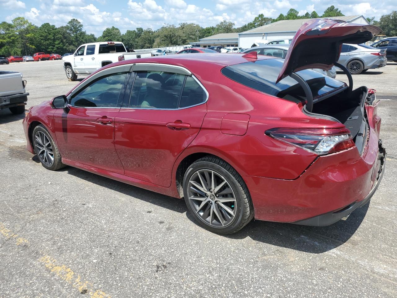2022 TOYOTA CAMRY XLE photo 2