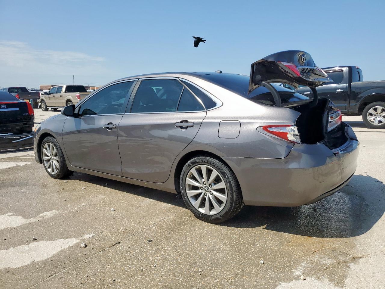 2017 TOYOTA CAMRY LE photo 3