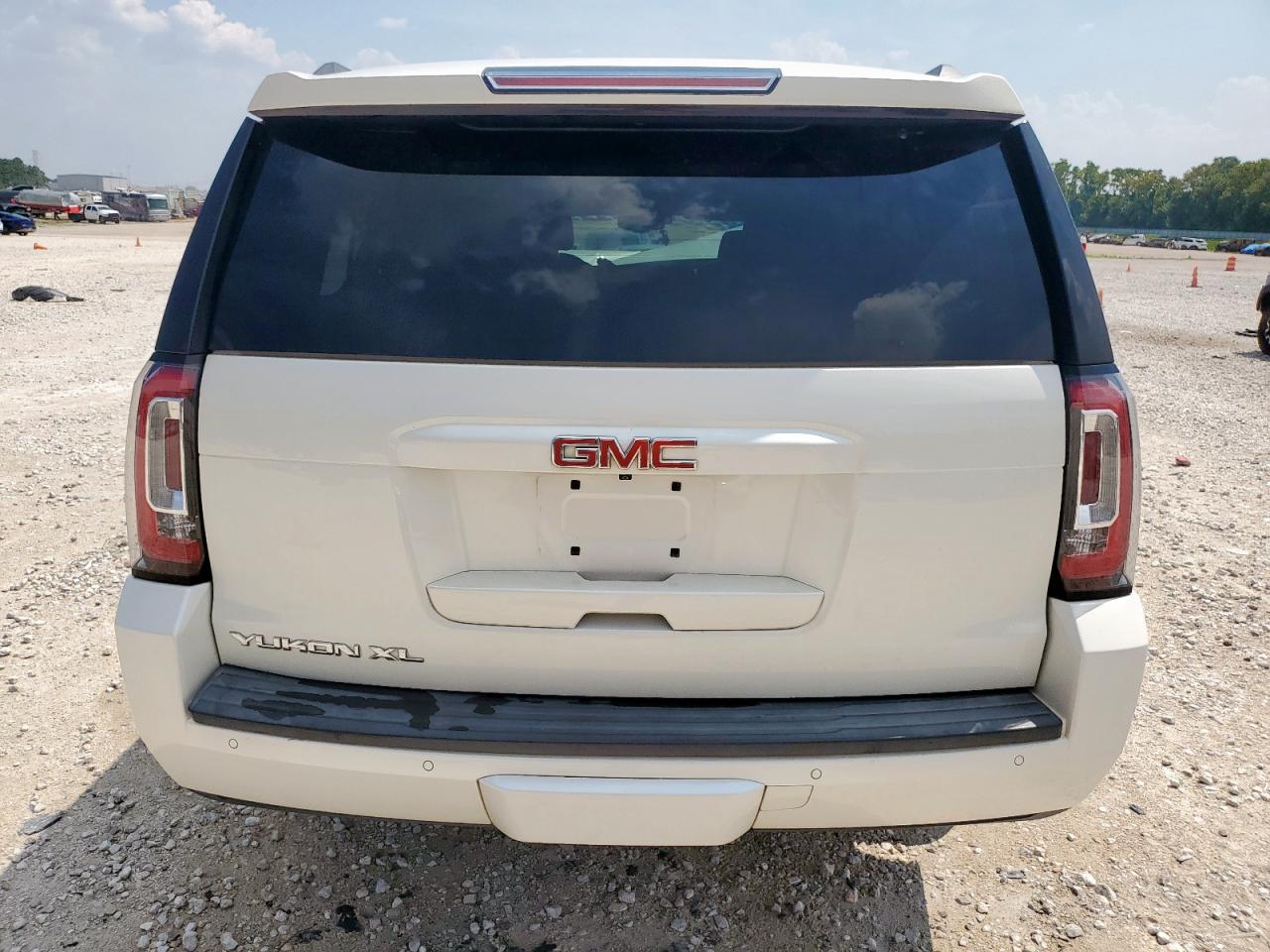 2015 GMC YUKON XL C1500 SLT photo 16
