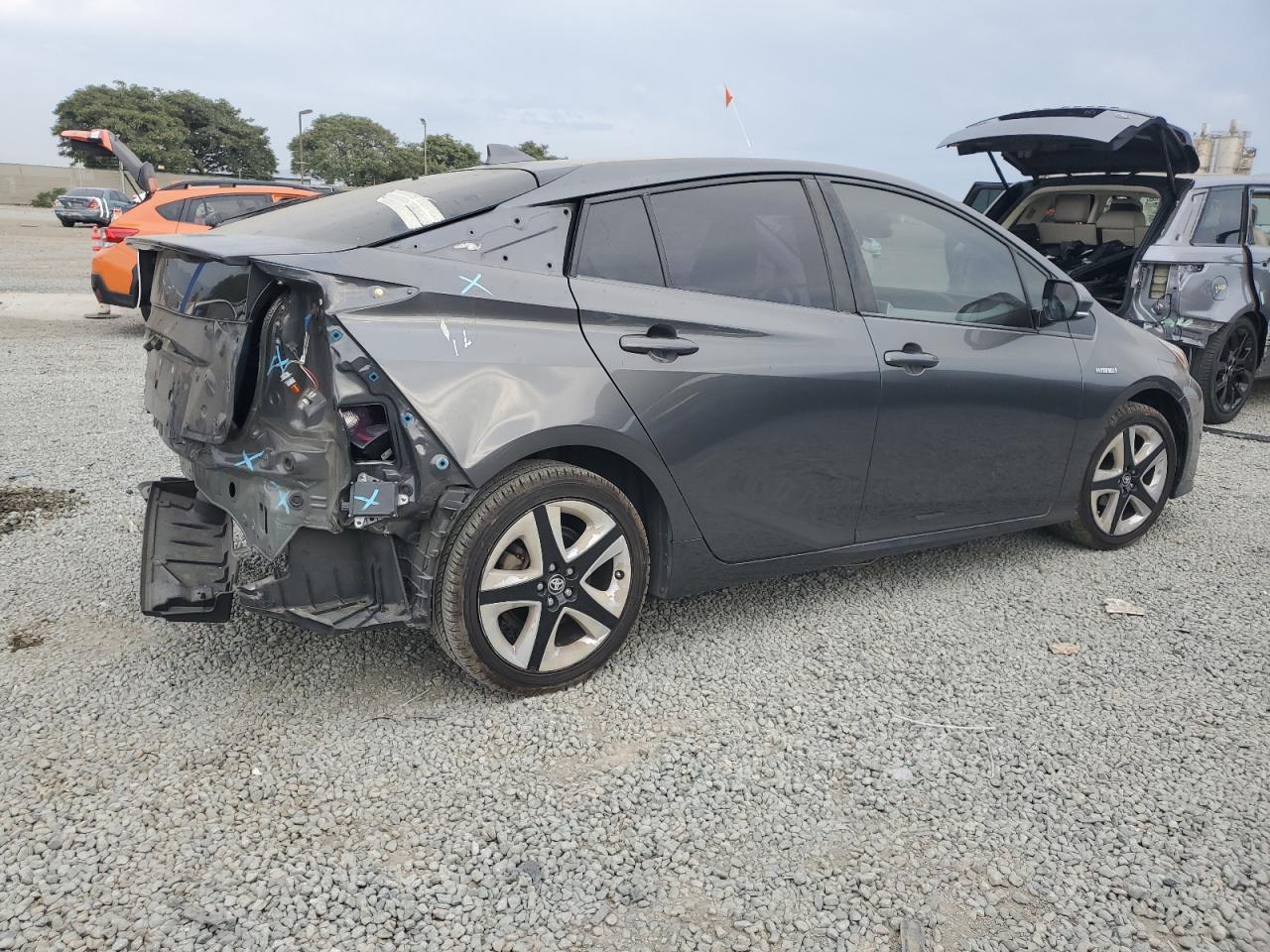 2017 TOYOTA PRIUS photo 3