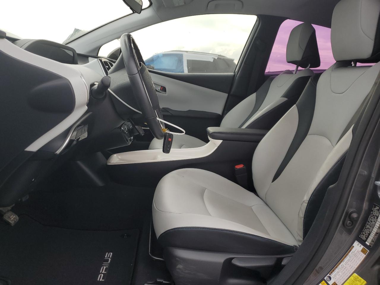 2017 TOYOTA PRIUS photo 7