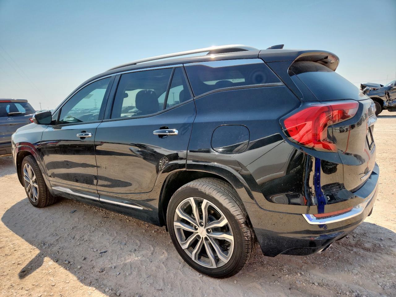 2018 GMC TERRAIN DENALI photo 3